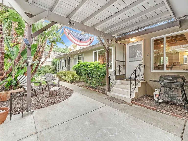 234 W Escalones — Photo 3