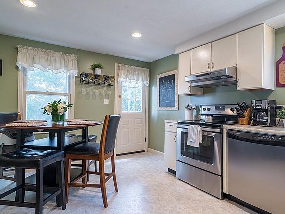 5th image of 6R Acacia St #1