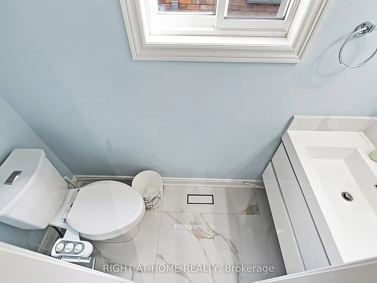 187 Clairfields Dr E — Photo 9
