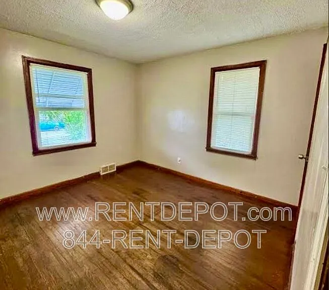 715 E Riverside Dr — Photo 8