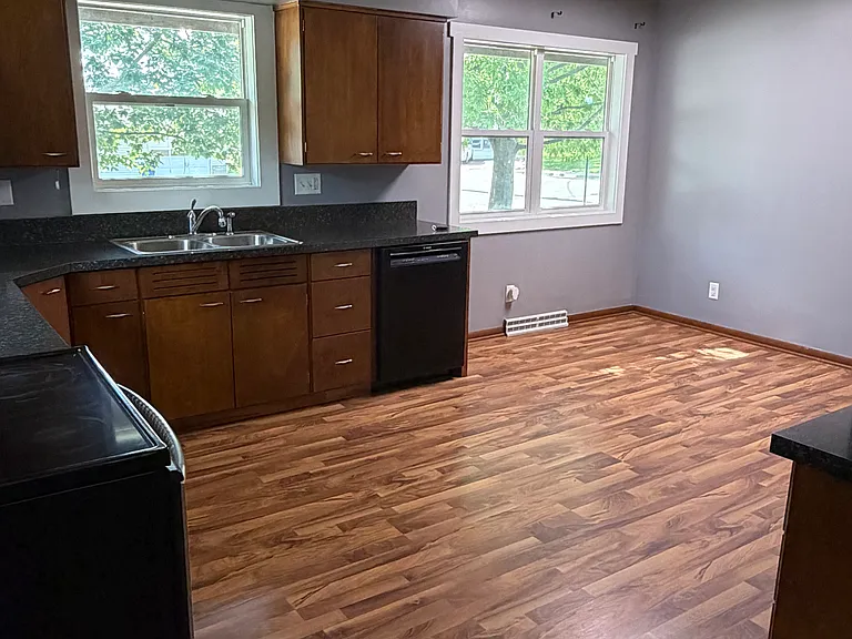 1930 Floraview Dr — Photo 3