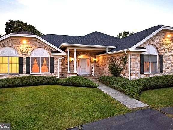 4th image of 225 Grove Valley Ct