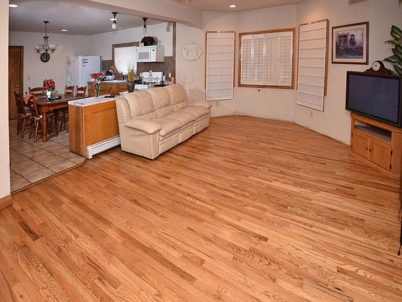 3rd image of 810 Castle Dr