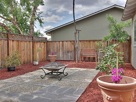 3rd image of 989 Redmond Ave