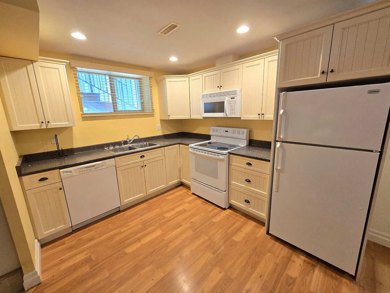 2242 Mouldstade Road Abbotsford — Photo 1