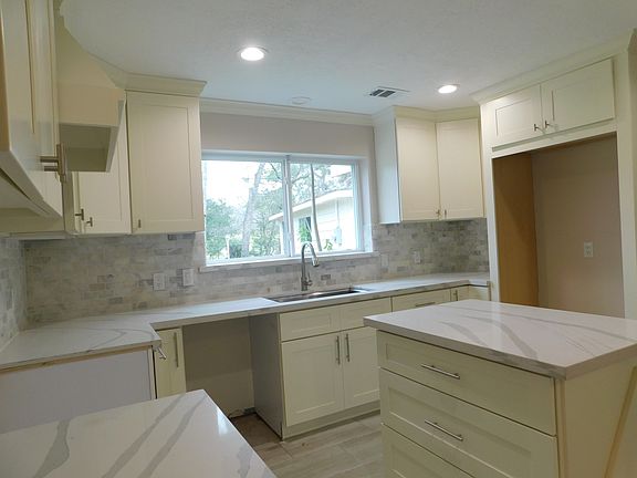 3rd image of 607 Langwood Dr