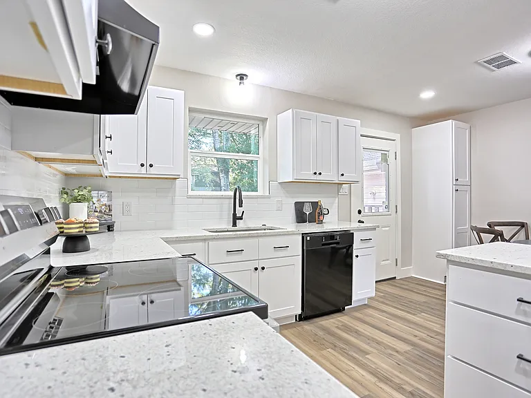 704 Natchez River Cir — Photo 27