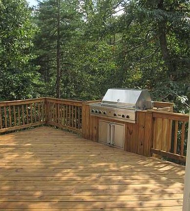 Deck w/Viking Grill