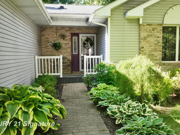 217 Dutch Mill Dr, Flushing, MI 48433