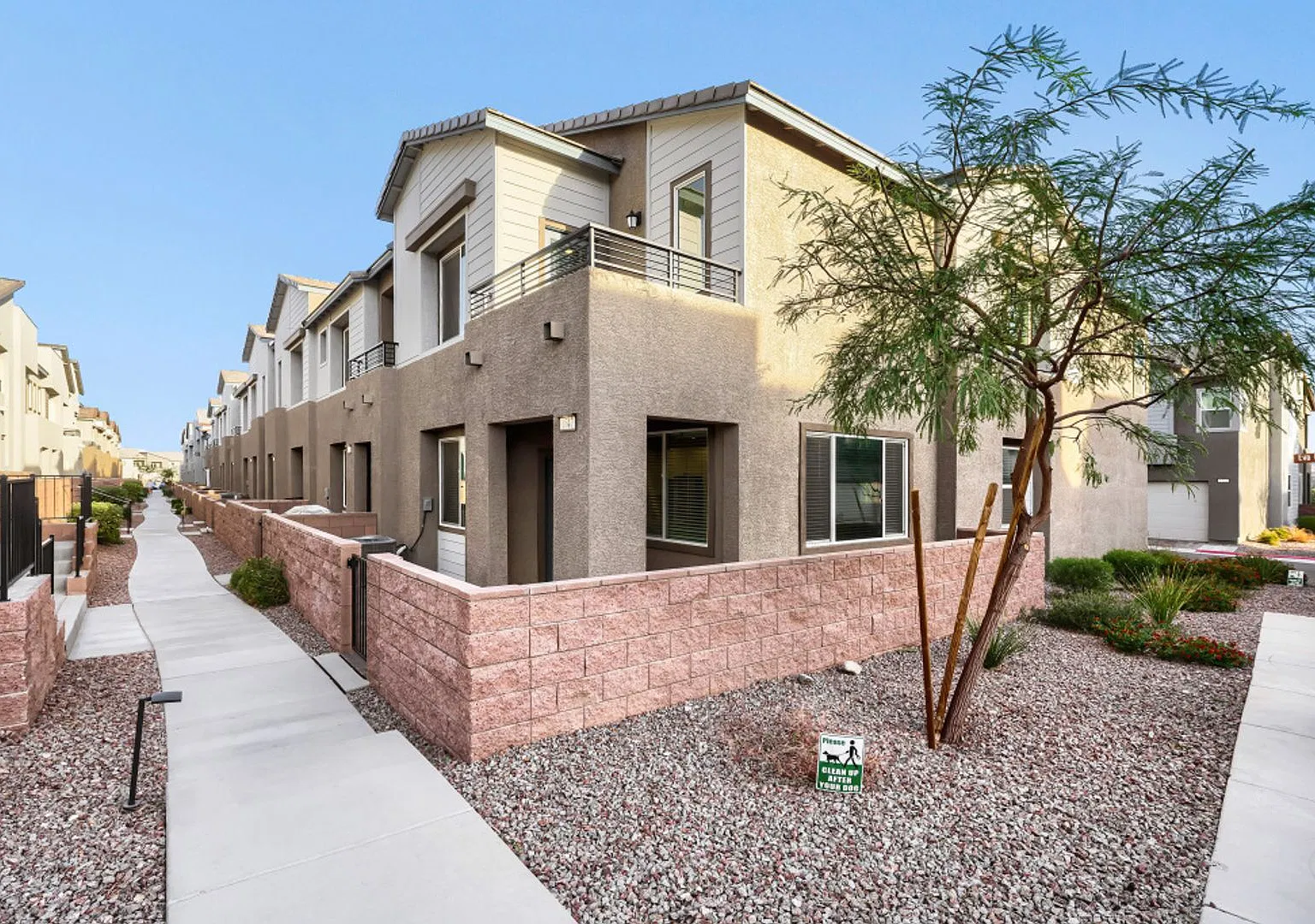 2 Weeks Free! Immaculate 4-Bedroom, 3-Bath Pet-Friendly Corner Home! — Photo 2