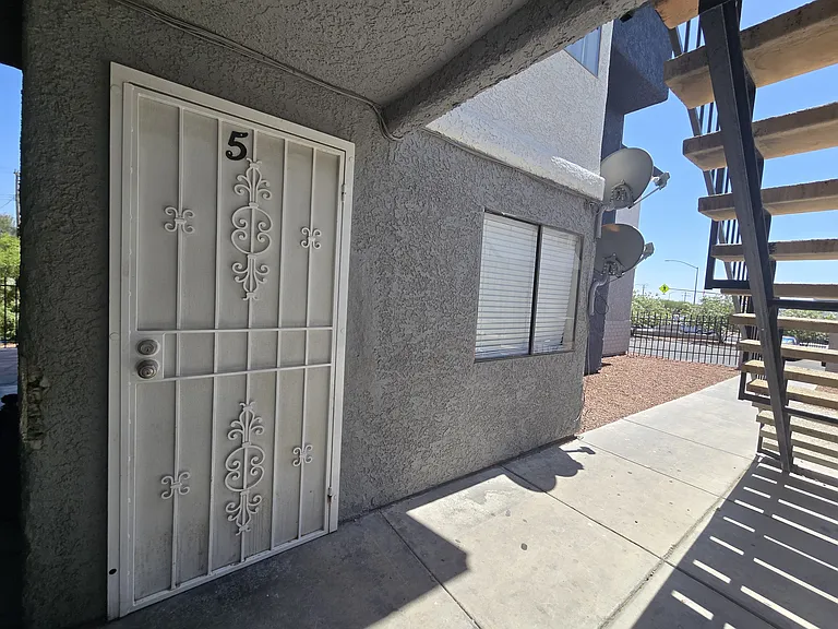 Cora Apartments — Photo 35