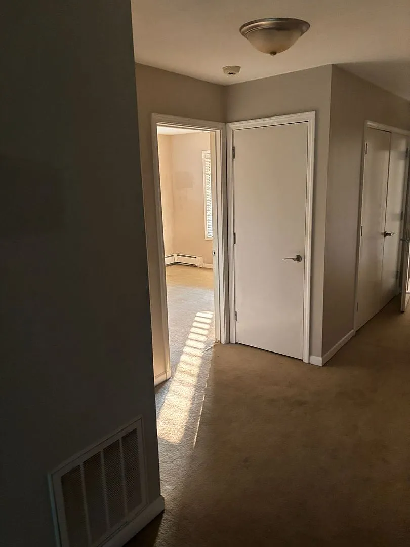 Gorgeous 2-Bedroom Apartment with Garage in a Quiet Neighborhood — Photo 4