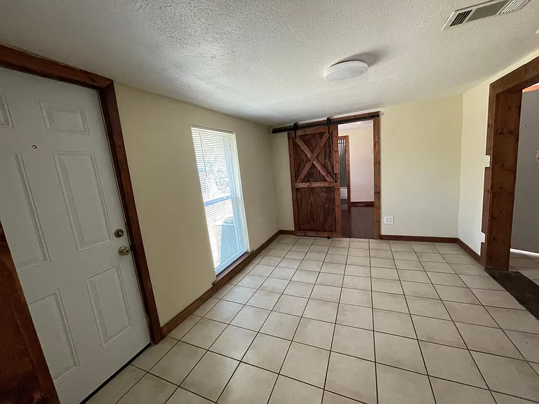 121 N Hamilton St — Photo 12