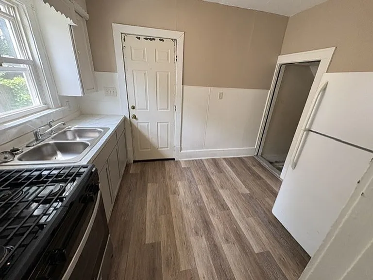 668 Roscoe Ave — Photo 6