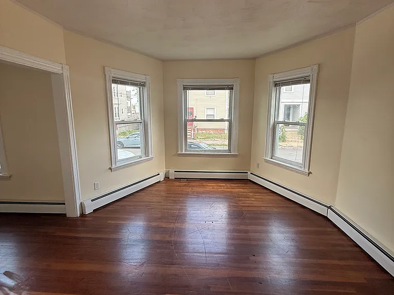  153 Woodbine St 1stFlr 2Bed NEWFlooring NEWPaint NOPets Storage Prkg — Photo 13