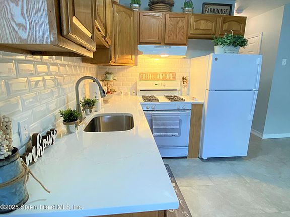 2nd image of 20 Bentley Ln