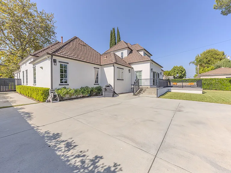 2150 S El Molino Ave — Photo 55