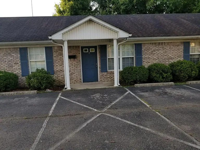 901 Hawkins Dr — Photo 3