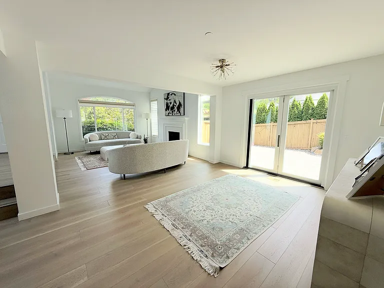 535 NW Datewood Dr — Photo 5