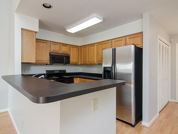 5th image of 254 Glenstone Cir