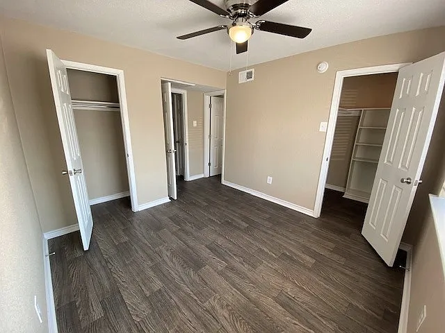 Bedroom w/ 2 closets (one Walk-in)
