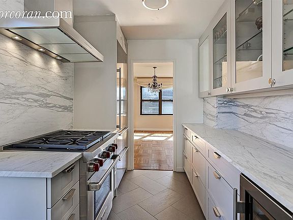 3rd image of 166 E 61st St APT 10F
