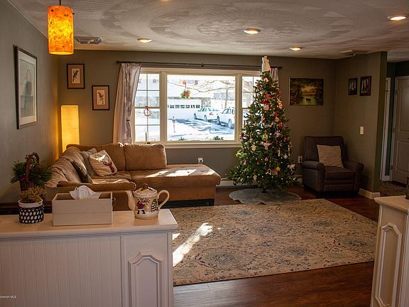 3rd image of 136 Carol Dr