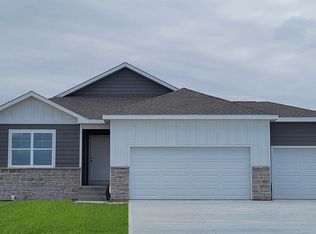 409 Creekview Ave, Polk City, IA 50226