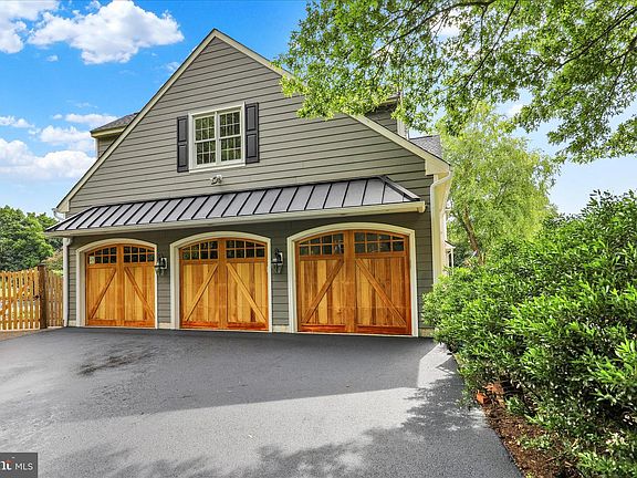 3rd image of 31 Barrington Ln