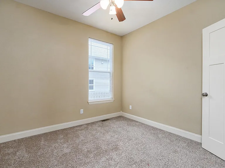 1040 E Walnut St #D — Photo 9