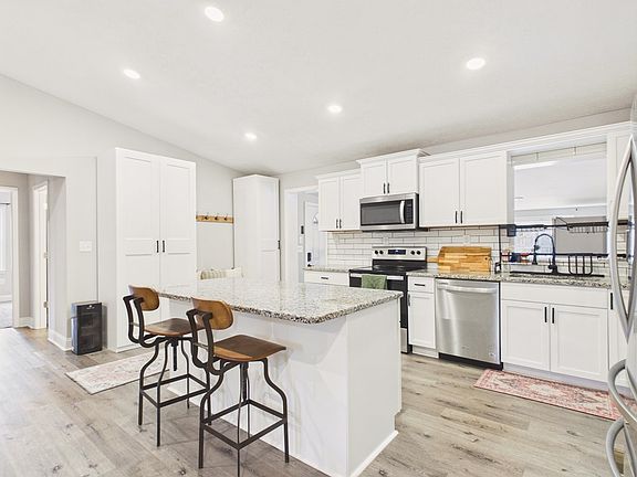 4th image of 879 Lee Rd