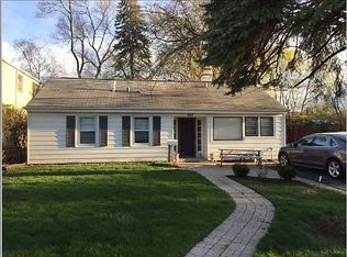 947 Deerfield Rd, Deerfield, IL 60015