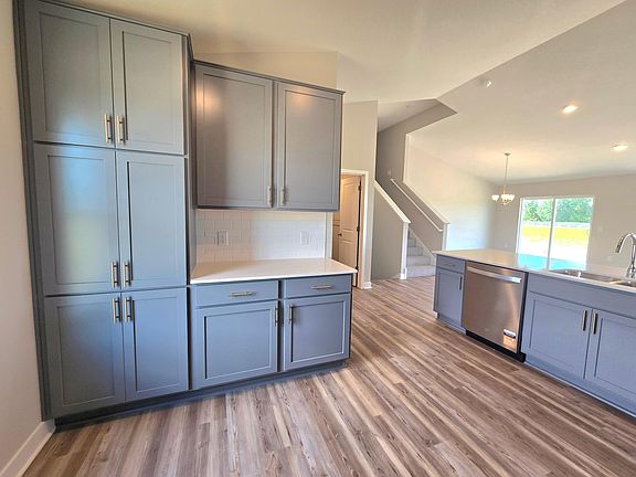 5th image of 7400 Imperial Way