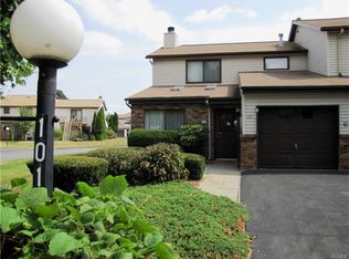 101 Sandpiper Ln, New Windsor, NY 12553
