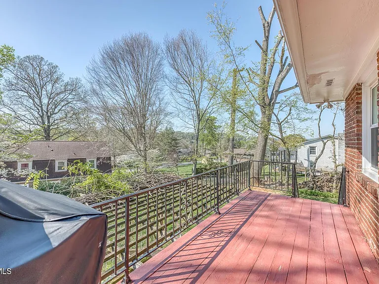 908 Meadow Ln — Photo 42
