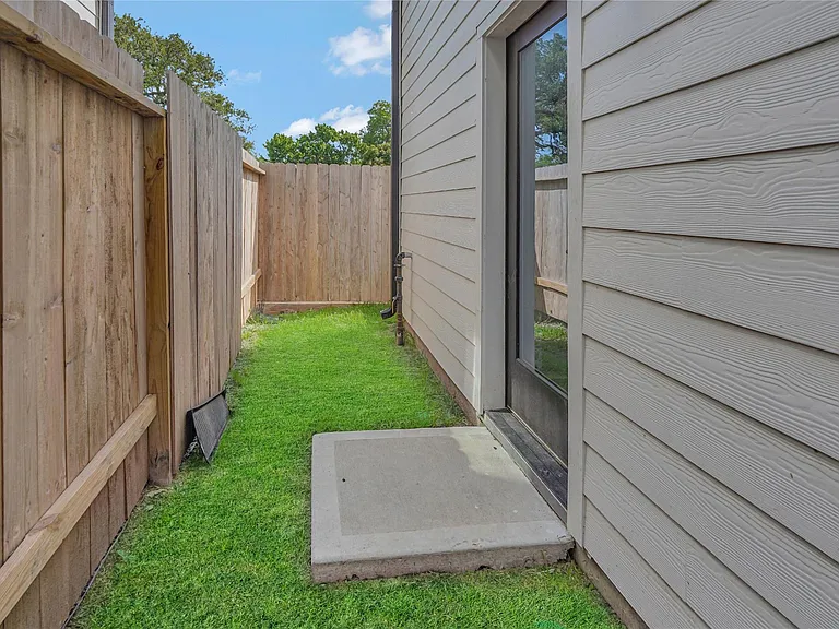 2711 Rosalie St — Photo 26
