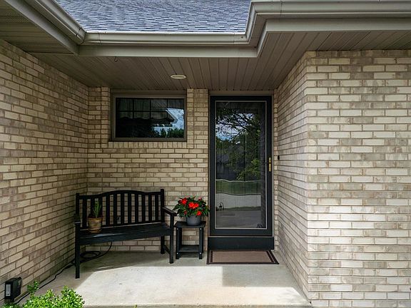 4th image of 2938 Yale Dr