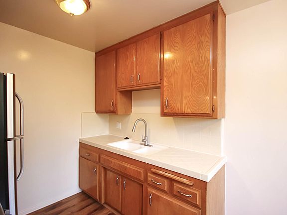 4th image of 695 E Villa St APT 3