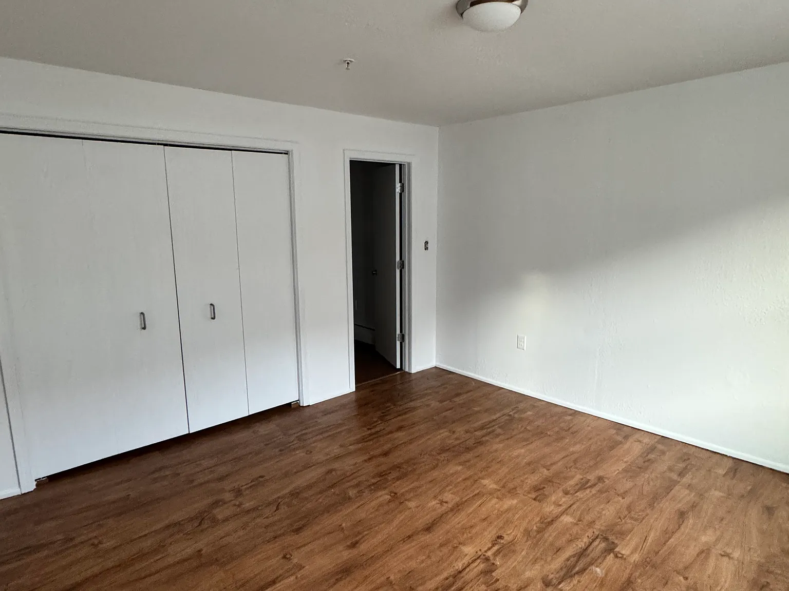 3 bed, 900 sqft, $1,261 — Photo 2