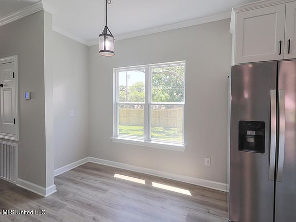 4th image of 166 Daisy St