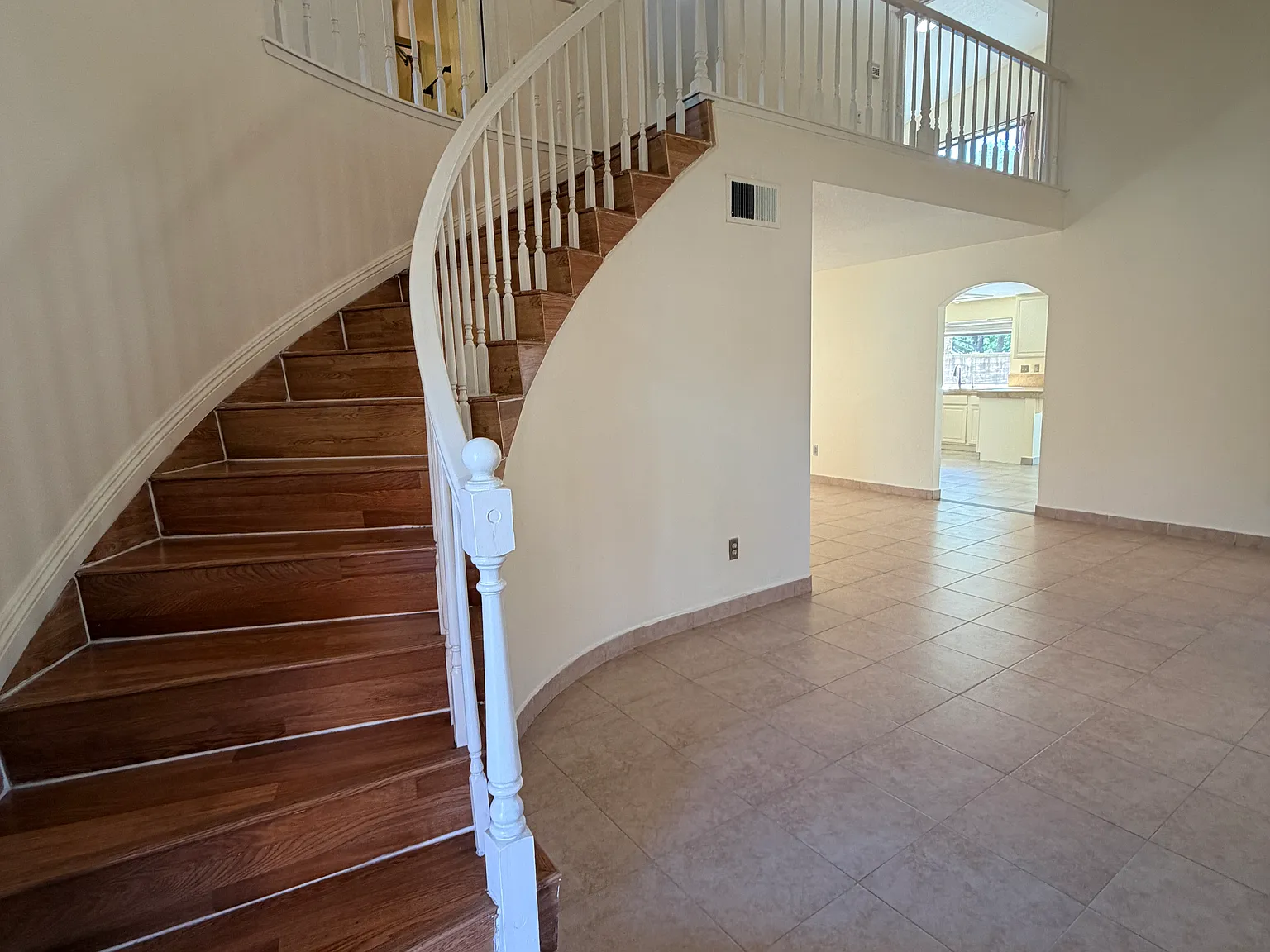 4 bed, 2.5 bath, 2009 sqft, $3,700 — Photo 3