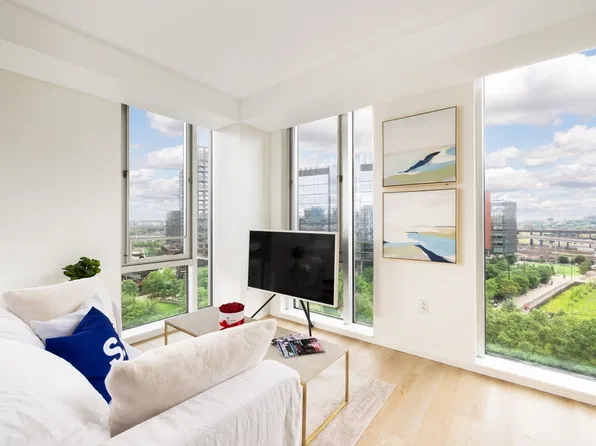 2 Earhart St Unit 1003, Cambridge, MA 02141