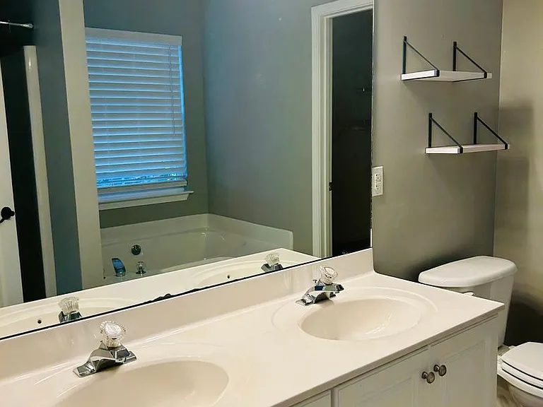 711 Dutchman Ct — Photo 32