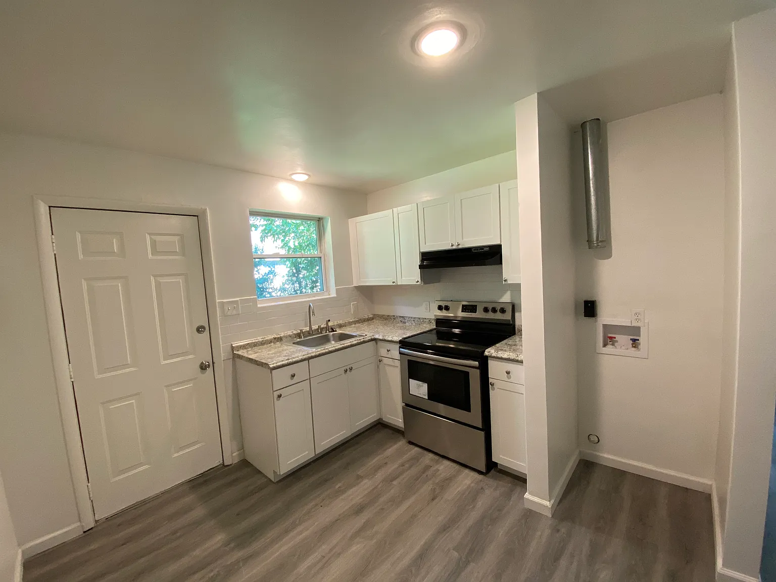 2021 Flower Ln — Photo 2