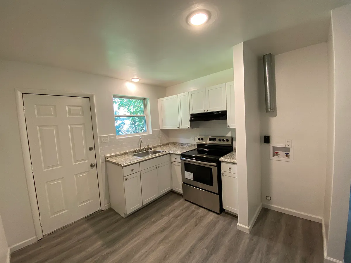 Building Photo - 2021 Flower Ln #B