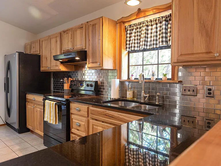 1381 Greenbriar Dr — Photo 15