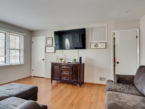 4th image of 2408 Castlewood Dr