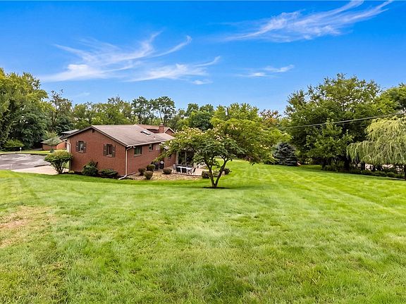 3rd image of 118 Kinross Ln