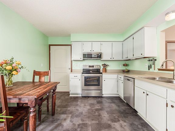 3rd image of 3096 Meadowshire Ct