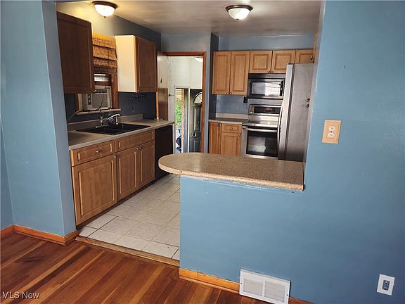 4th image of 2012 Brookdale Ave